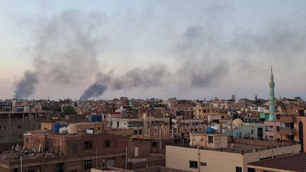 Des panaches de fumée au-dessus de Khartoum (Soudan), le 1er mai 2023. (AHMED SATTI / ANADOLU AGENCY / AFP)