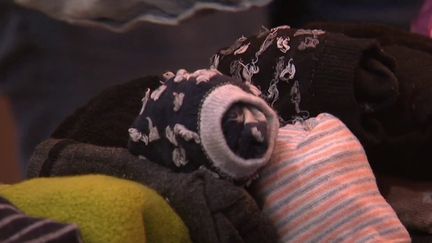 Dans le Nord, deux cousines de 11 et 12 ans ont lancé une opération pour récolter des chaussettes à destination des personnes qui vivent dans la rue. (France 3)