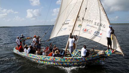 Seul le mât et la carène sont en bois. Le reste du bateau, coque et quille en tête, a été construit à l'aide de 10 tonnes de plastique déchiqueté et puis moulé.  (BAZ RATNER / X02483)