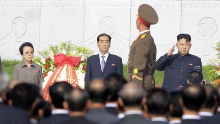 Kim Kyong-hui (&agrave; gauche) et son neveu Kim Jong-un, le 25 juillet 2013 &agrave; Pyongyang (Cor&eacute;e du Nord). (JASON LEE / REUTERS)