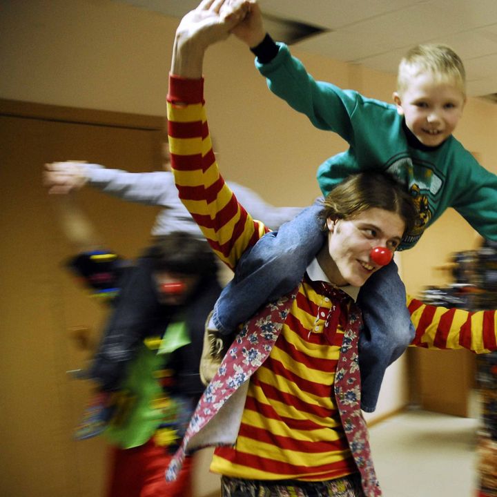 Des bénévoles jouent avec des enfants dans un centre pour handicapés, à Sergueï Possad, près de Moscou. (OKSANA YUSHKO / REUTERS)