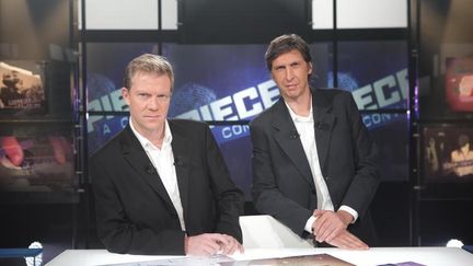 Herv&eacute; Ghesqui&egrave;re et St&eacute;phane Taponier le 16 novembre 2011 sur le plateau de l'&eacute;mission de France 3 "Pi&egrave;ces &agrave; conviction"&nbsp;dont le num&eacute;ro sp&eacute;cial sur l'Afghanistan est diffus&eacute; mercredi 23 novembre &agrave; 23 heures.&nbsp; (CHARLOTTE SCHOUSBOE / FRANCE T&Eacute;L&Eacute;VISIONS)