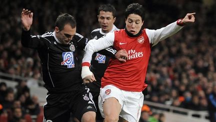 Samir Nasri (Arsenal) tente de passer en force