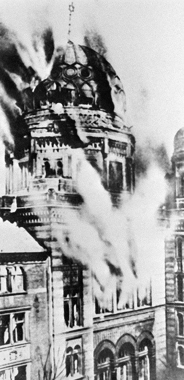 Une synagogue en feu à Berlin pendant la «Nuit de Cristal» le 9 novembre 1938 (AFP - RIA Novosti / Sputnik)