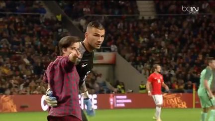 Une supportrice portugaise pénètre sur le terrain pour embrasser Anthony Lopes.