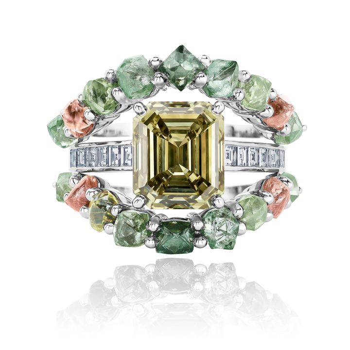 Collection haute joaillerie "Portraits of Nature" by De Beers présentée en juillet 2019 :&nbsp;une bague Knysna Chameleon ornée d'un ensemble de diamants colorés dont des diamants bruts bleu vert, vert et jaune, et des diamants rose entoure un diamant de 1,50 carat brun jaune (DE BEERS HAUTE JOAILLERIE)