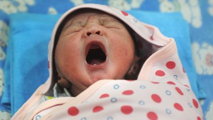 Naissance d'une petite fille &nbsp;le 31 octobre 2011&nbsp;dans un h&ocirc;pital de Calcutta. En Inde, en 2010, seules&nbsp;914 filles naissaient pour 1000 gar&ccedil;ons. (DIBYANGSHU SARKAR / AFP)