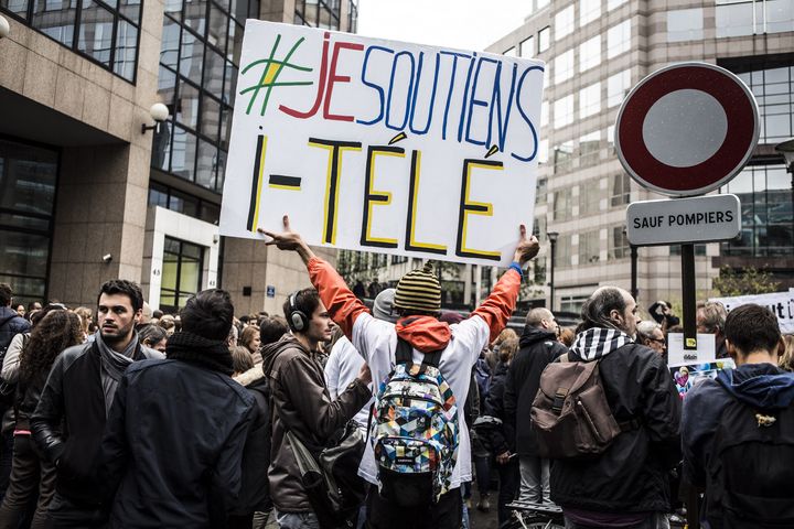 Manifestation de soutien aux salariés grévistes d'i-Télé, le 4 novembre 2016, au pied du siège de la chaîne, à Boulogne-Billancourt (Hauts-de-Seine). (YANN CASTANIER / HANS LUCAS / AFP)