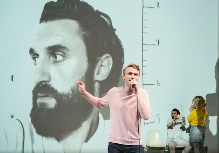 Laurenz Laufenberg, Renato Schuch et Alina Stiegler dans la pièce "Histoire de la violence" mise en scène par Thomas Ostermeier adaptée du roman d'Edouard Louis. (ARNO DECLAIR)