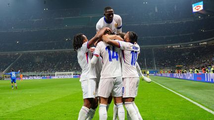 L'équipe de France célébrant le deuxième but d'Adrien Rabiot contre l'Italie, le 17 novembre 2024 à San Siro. (ALESSIO MORGESE / DPPI / AFP)