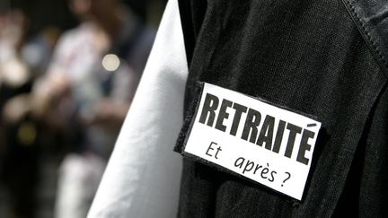 Une personne porte un autocollant relatif à sa condition, lors d'une manifestation de retraités, à Paris, le 21 juin 2005. (JOEL SAGET / AFP)