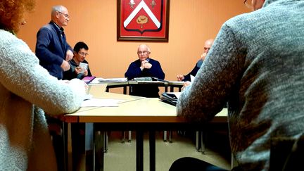 Louis Simoneau (au centre), maire de Ruffigniè (Loire-Atlantique) lors du Conseil municipal du 26 février 2020. (VALENTIN DUNATE / RADIO FRANCE)