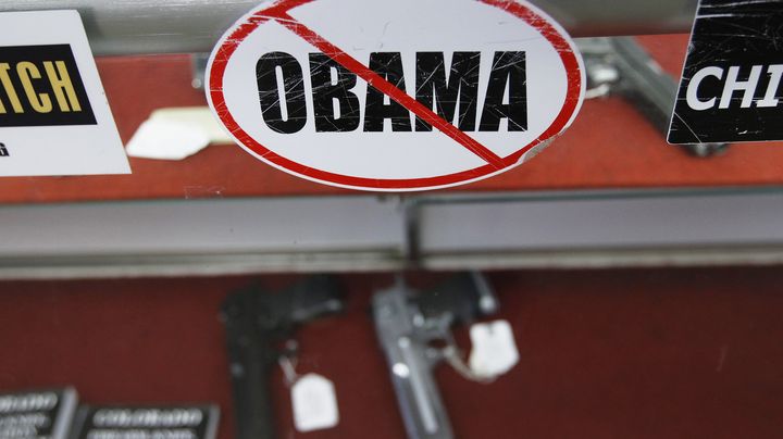 Un autocollant anti-Obama coll&eacute; sur la vitrine d'une armurerie de Parker, dans le Colorado, le 24 juillet 2012.&nbsp; (SHANNON STAPLETON / REUTERS)