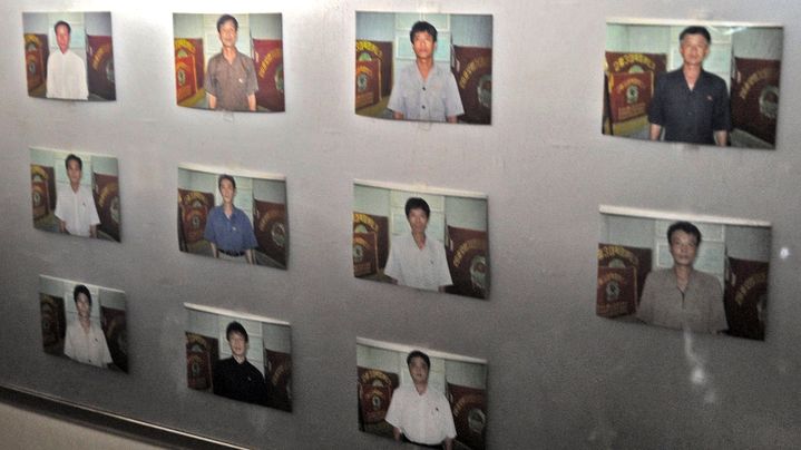 Des portraits de l'&eacute;quipage du "Chong Chon Gang", accroch&eacute;s sur un mur du bateau, le 16 juillet 2013, &agrave; Colon (Panama).&nbsp; (RODRIGO ARANGUA / AFP)