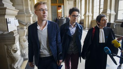 Wilfred de Bruijn et Olivier Couderc, victimes d'une agression homophobe,&nbsp;et leur avocate, Caroline M&eacute;cary, au palais de justice de Paris, le 6 mai 2014. (MARTIN BUREAU / AFP)