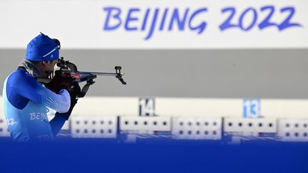 Quentin Fillon Maillet à l'entraînement sur le site olympique de Zhangjiakou, le 2 février 2022. (TOBIAS SCHWARZ / AFP)