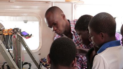 Ousia Foli Bebe montrant son imprimante 3D à des élèves togolais (Ousia Foli Bebe)