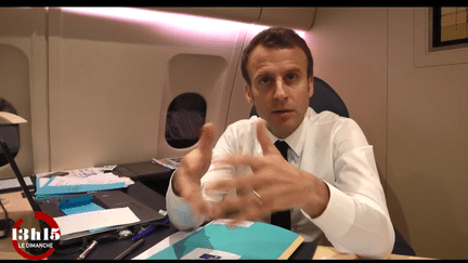 Emmanuel Macron à bord de l'avion présidentiel, pour l'émission "13h15 le dimanche" de France 2.&nbsp; ("13H15" / FRANCE 2)