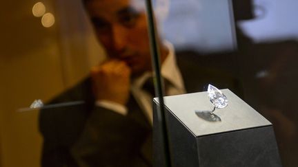 Le diamant pur incolore de 101,73 carats, le plus gros de sa cat&eacute;gorie, vendu 18,5 millions d'euros aux ench&egrave;res le 15 mai 2013 &agrave; Gen&egrave;ve (Suisse). (FABRICE COFFRINI / AFP)