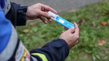 Un policier effectue un dépistage salivaire pour contrôler la présence de produits stupéfiants dans la salive des conducteurs, le 15 novembre 2019 à Toulouse (Haute-Garonne). (FREDERIC SCHEIBER / HANS LUCAS / AFP)