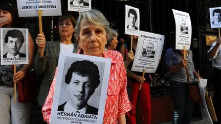 Beatriz Cantarini de Abriata, mère de Hernan Abriata, devant l'ambassade de France à Buenos Aires en 2014 (Daniel Garcia/AFP)