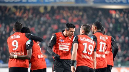 Les joueurs rennais f&eacute;licitent le buteur Mevlut Erding, buteur contre Montpellier, le 16 janvier 2013, en demi-finale de la Coupe de la Ligue. (DAMIEN MEYER / AFP)