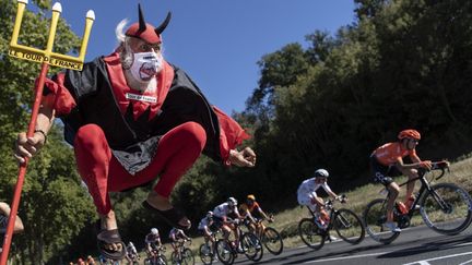 "El Diablo", célèbre passionné du Tour de France, porte un masque au moment d'assister à la septième étape de la course, le 4 septembre 2020 entre Millau et Lavaur (Tarn).&nbsp; (MARCO BERTORELLO / AFP)