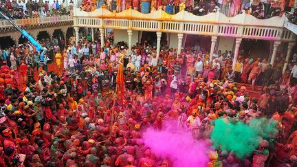 Dans un temple indien de l’Uttar Pradesh, à Nandgaonn, des personnes participent au Lathmar Holi Festival, le 22 mars 2013. Ils s’aspergent d’eau et de poudre de craie colorée pour célébrer la fin de l’hiver, le début du printemps, la vie, la bonté et la victoire du bien sur le mal. Cette fête est aujourd’hui exportée dans certains pays d’Afrique, d’Europe et les Etats-Unis. 
 

  (AFP PHOTO/ Sanjay Kanojia)