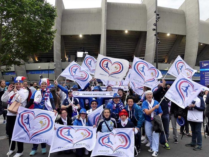 Les "France Ang'elles" devant le Parc des princes avant le premier match des Bleues à la Coupe du monde, le 7 juin 2019 à Paris. (FRANCE ANG'ELLES)