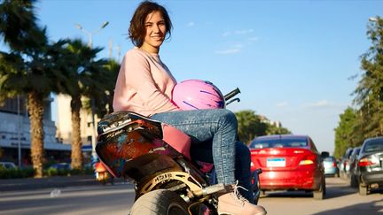 &nbsp; (Shorouk Samy, 19 ans, jeune fille du Caire sur sa moto © Pierre Tremblay / Radio France)