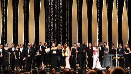 Tous les lauréats et membres du jury ont posé sur scène pour la photo de famille de cette 70e édition historique du festival.
 (Alberto Pizzoli / AFP)