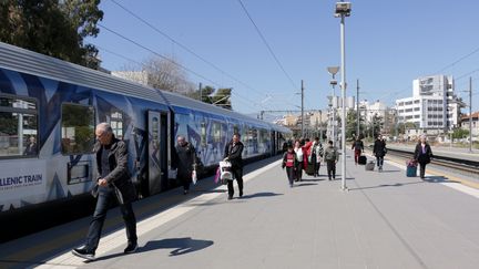 Un train arrive en gare d'Athènes (Grèce), le 13 avril 2023. (VALENTINE PASQUESOONE / FRANCEINFO)