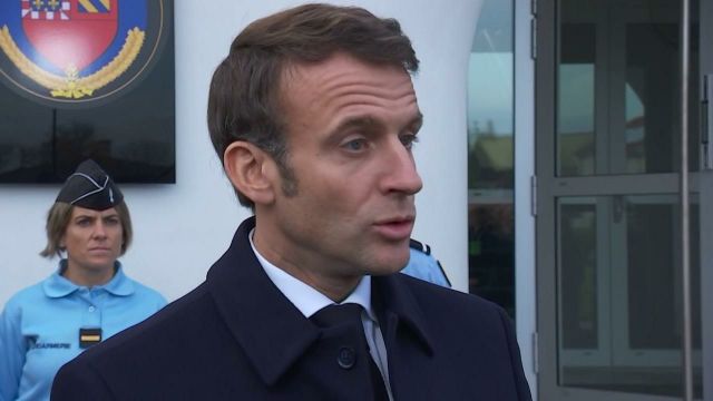 "Il faut que la décision soit scientifiquement établie", affirme Emmanuel Macron à propos de la réintégration des soignants non vaccinés