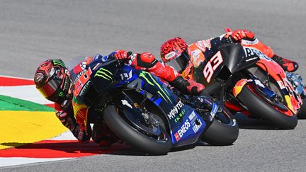 Fabio Quartararo (Yamaha) et Marc Marquez (Honda) lors des tests  sur le circuit d'Algarve à Portimao, le 11 mars 2023. (GIGI SOLDANO / AFP)