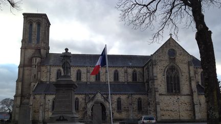 L'Eglise de Callac (Côtes d'Armor) photographiée le lundi 21 mars 2016. (ELISE LAMBERT/FRANCETV INFO)