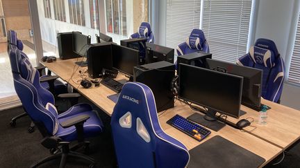 Une salle de formation au e-sport à la Tony Parker Academy - Lyon, 08/09/2021&nbsp; (Le Quart d'Heure - franceinfo)