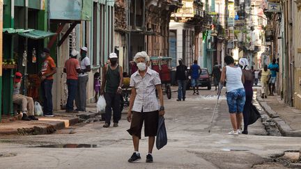 Dans une rue de La Havane, le 6 avril 2021. Photo d'illustration. (YAMIL LAGE / AFP)