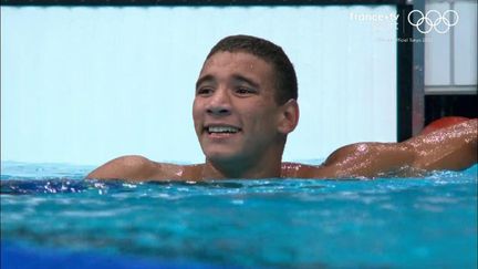 Le Tunisien Ahmed Hafnaoui devient champion olympique du 400 mètres nage libre à la surprise générale. L'Australien Jack McLaughlin et l'Américain Kieran Smith montent sur le podium.