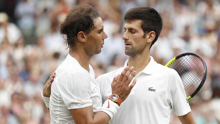 Rafael Nadal et Novak Djokovic lors de la demi-finale de Wimbledo, le 14 juillet 2018. (NIC BOTHMA / POOL via AFP)