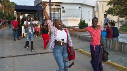 Des migrantes subsahariennes, en partance pour Malaga en Espagne, célèbrent leur sortie du centre temporaire pour immigrés et demandeurs d'asile dans l'enclave espagnole de Melilla, le 19 septembre 2018. (FADEL SENNA/AFP)