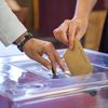 Un électeur vote à Paris, pour le premier tour des élections législatives, le 12 juin 2022. (MAEVA DESTOMBES / HANS LUCAS / AFP)