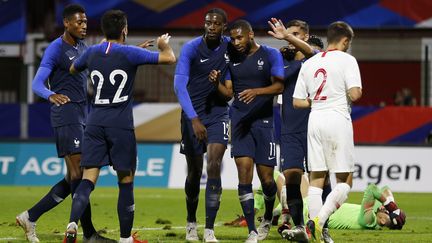 La joie des Bleuets autour de Markus Coco (CHARLY TRIBALLEAU / AFP)