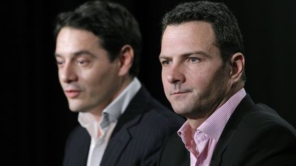 J&eacute;r&ocirc;me Kerviel (&agrave; droite) et son avocat, David Koubbi, s'adressent &agrave; la presse, le 27 avril 2012, &agrave; Paris. (PATRICK KOVARIK / AFP)