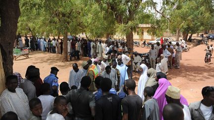 Des &eacute;lecteurs nig&eacute;rians font la queue devant un bureau de vote &agrave; Daura, au Nigeria, samedi 28 mars 2015.&nbsp; (MOHAMMED ELSHAMY / ANADOLU AGENCY / AFP)