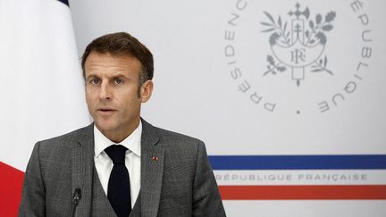 Le président Emmanuel Macron assiste à une vidéoconférence à l'Elysée, le 20 octobre 2023, avec les familles des otages français détenus à Gaza. (BENOIT TESSIER / AFP)