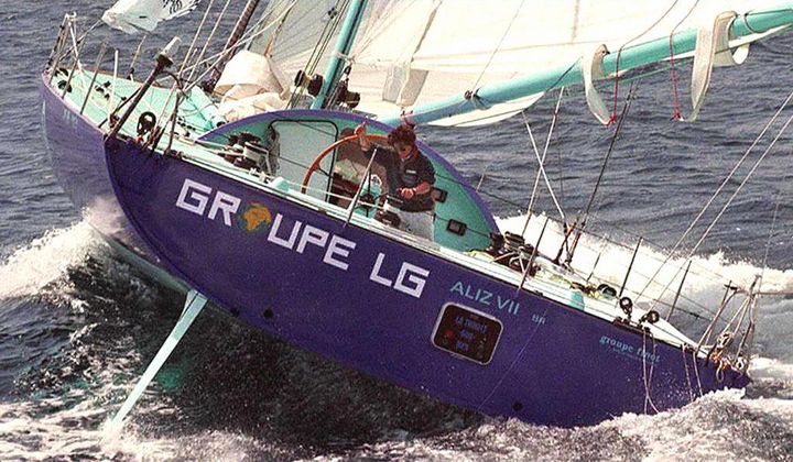 Le skipper canadien Gerry Roufs à la barre de "Groupe LG2", le 14 juin 1996 au large de Plymouth (Royaume-Uni). (MARCEL MOCHET / AFP)