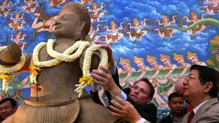 Le premier ministre cambodgien Sok An accueille le retour de la statue "Duryodhana bondissant" à Phnom Penh le 3 juin 2014, après 40 ans d'absence, suite à un vol au début des années 1970
 (CHARLY TWO / AFP)