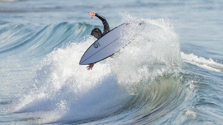 Le Brésilien Gabriel Medina lors d'une séance d'entraînement aux Jeux olympiques de Tokyo, le 24 juillet 2021, sur la plage de Tsurigasaki à Ichinomiya, au Japon. (FRANCISCO SECO / SIPA)