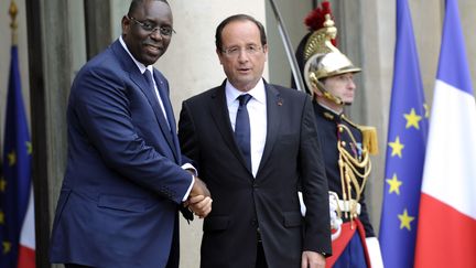 Fran&ccedil;ois Hollande a re&ccedil;u vendredi 6 juillet 2012 le nouveau pr&eacute;sident du S&eacute;n&eacute;gal Macky Sall pour des &eacute;changes bilat&eacute;raux et multilat&eacute;raux, notamment sur la crise politique et militaire qui secoue le Mali, pays frontalier du S&eacute;n&eacute;gal. (BERTRAND GUAY / AFP)