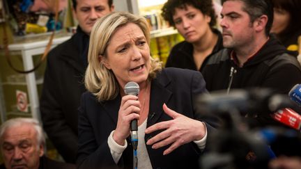 Marine Le Pen, la pr&eacute;sidente du FN, le 22 d&eacute;cembre 2014 sur les Champs-Elys&eacute;es, &agrave; Paris. (MICHAEL BUNEL / NURPHOTO / AFP)